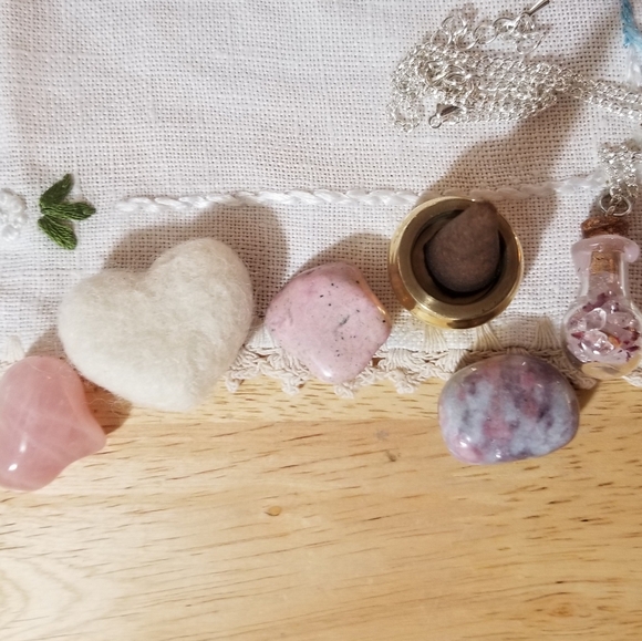 Heart-Shaped Trinket Box with Rose Quartz Heart, Necklace & More - Picture 3 of 4